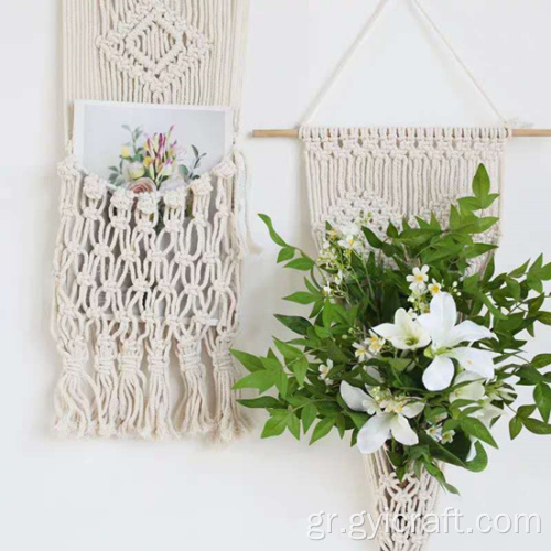 πολύχρωμο τοίχο macrame κρέμεται